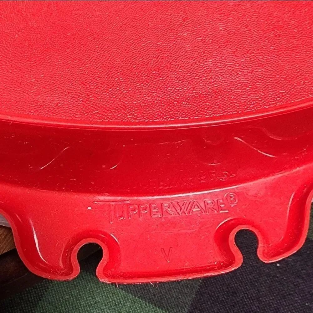 Tupperware Covered serving dish - Picture 4 of 8